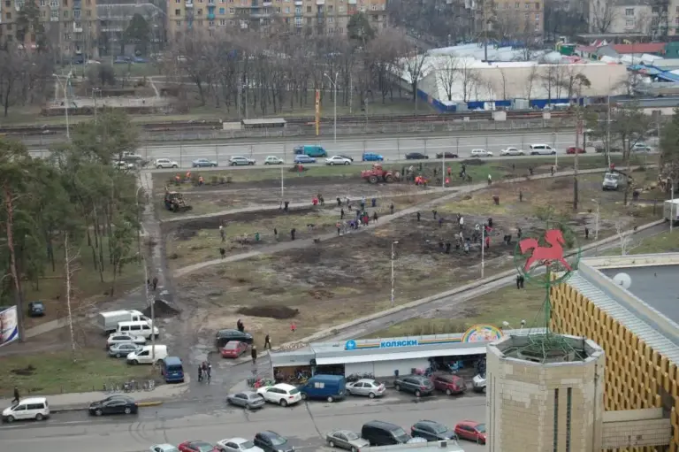 Адміністрація проти фонтану у парку А. Малишка. А ти?