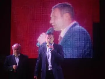 Зустріч В. Клічка та його команди з виборцями у парку “Перемога”