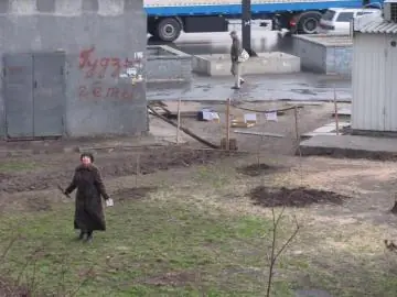 Схаменись вандале, зупини біду, не ламай рослину на свою тугу.