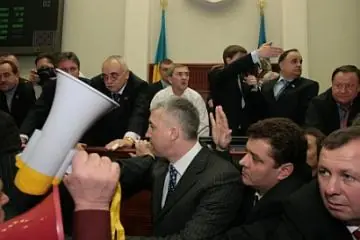 І коли та крапля переповнить чашу, або «відморожені» обличчя депутатів Київради.