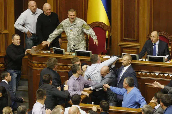 Розхитувати Україну забороняємо, за Конституцією жити вимагаємо.