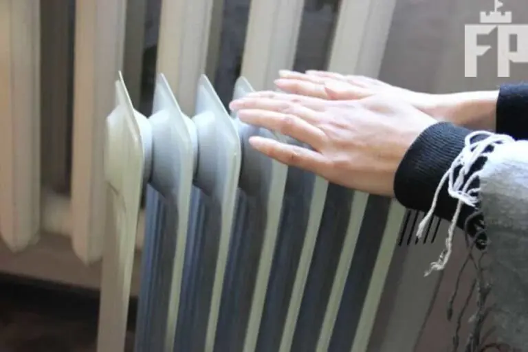 Об’ява на дверях під’їзду про відсутність тепла провокує сусідську війну або самоорганізацію. Нам обирати.